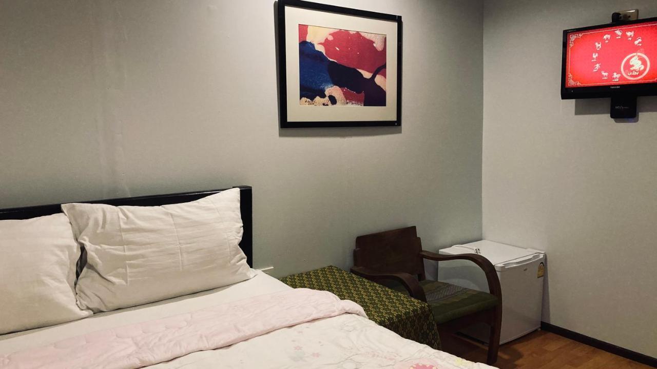 Noom Guesthouse Lop Buri Buitenkant foto