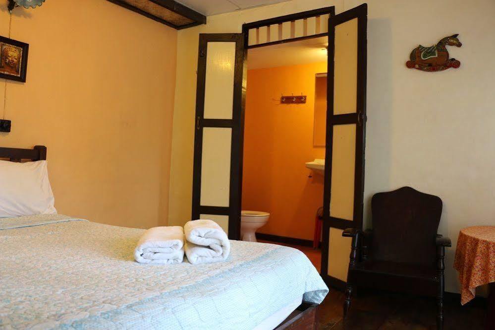 Noom Guesthouse Lop Buri Buitenkant foto